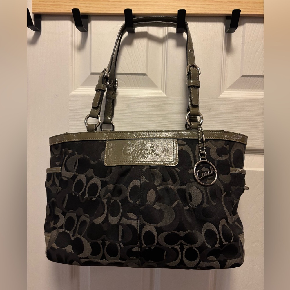 Coach E0982-F13762 Optic Signature Grey & Black Gallery Tote in EUC